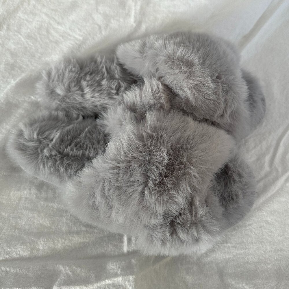 LC Lauren Conrad Womens Size Small 6-7 Light Grey Gray Fuzzy Furry Slippers NWOT - Picture 3 of 7